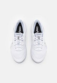 Witte sportchoenen met een bovenwerk van mesh, een gevoerde tong en veters. Aan de binnenkant is er een zwart logo tegen een lichtgrijze voering.