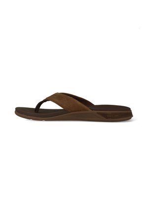 Bruine leren teenslipper met een gevoerde zool en brede band, zijaanzicht op een witte achtergrond.
