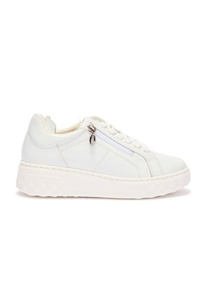 Witte leren sneaker met dikke zool, vetersluiting aan de voorkant en een ritssluiting aan de zijkant, op een effen witte achtergrond.