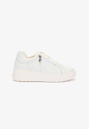 Witte leren sneaker met dikke zool, vetersluiting aan de voorkant en een ritssluiting aan de zijkant, op een effen witte achtergrond.