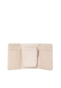 Portafoglio in pelle beige con più slot per carte, una tasca con zip e una texture liscia. Design compatto, con un delicato dettaglio di branding.