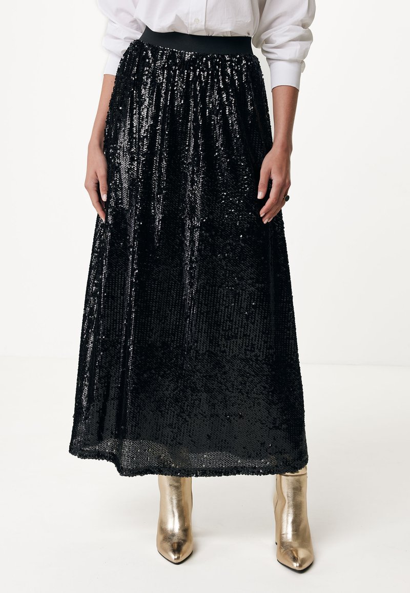 Schwarze Pailletten-Maxiröcke mit einem gerafften Taillenbund, der eine glänzende Textur und ein flatterndes Design aufweist. Getragen mit metallisch goldenen Ankle Boots.