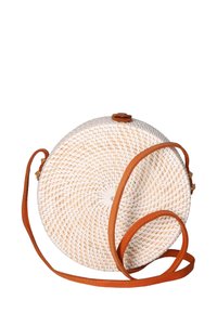 Borsa rotonda intrecciata in paglia bianca con una tracolla in pelle marrone. Presenta una chiusura a bottone e un design circolare testurizzato.