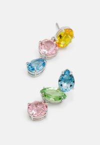 Orecchini multicolore con pietre sfaccettate rosa, blu, verdi e gialle, impostate in metallo argentato e con un design lineare.