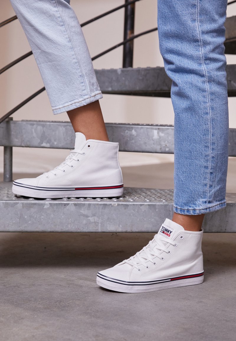 tommy jeans converse