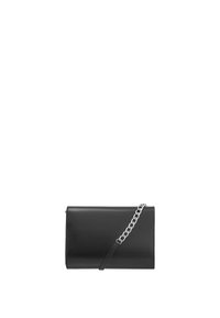 Borsa a tracolla nera in pelle con forma rettangolare, dotata di una tracolla in catena argentata e un design minimale, con texture liscia e senza motivi visibili.