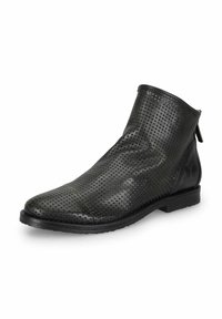 Stivaletto alla caviglia perforato in pelle nera, con chiusura a zip sul retro e suola texture per il grip. Decorato con un logo a forma di farfalla.