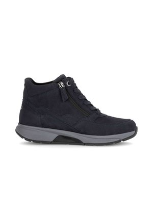 Czarny wysoki sneaker ze sznurowaniem i bocznym zamkiem, z szarą, amortyzowaną podeszwą oraz szczegółowymi przeszyciami do codziennego noszenia.