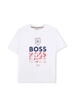 T-shirt blanc à manches courtes avec le texte « BOSS » en bleu marine et rouge, un écusson de ballon de football au-dessus, et « ENG » imprimé en dessous.