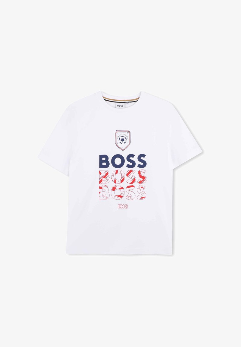 T-shirt blanc à manches courtes avec le texte « BOSS » en bleu marine et rouge, un écusson de ballon de football au-dessus, et « ENG » imprimé en dessous.