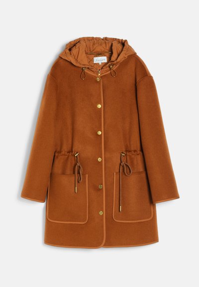 Manteau marron longueur genou avec capuche, boutons à l'avant, grandes poches avant et détails avec cordon à la taille, présenté sur fond blanc.