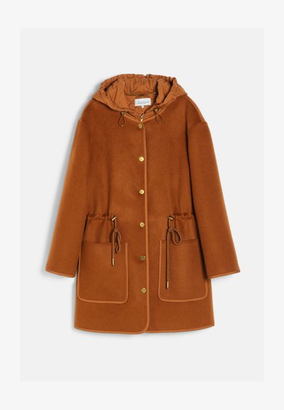 Manteau marron longueur genou avec capuche, boutons à l'avant, grandes poches avant et détails avec cordon à la taille, présenté sur fond blanc.
