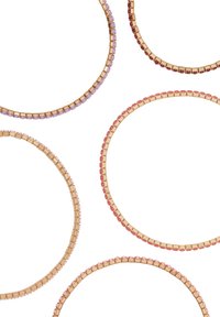 Fem cirkulära armband med guldtonad metall och färgade pärlor i lila, rosa och röd. Slät och glänsande yta, varierande pärlstorlekar.