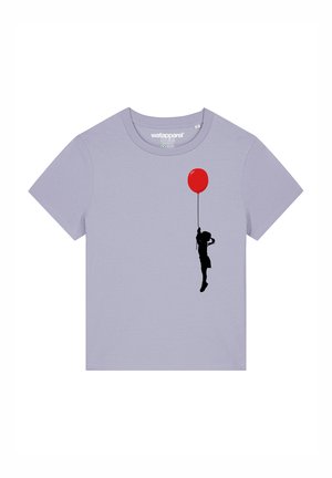 Helles lila T-Shirt mit kurzen Ärmeln und einer schwarzen Silhouette einer Figur, die einen roten Ballon hält. Weicher Stoff mit einem lässigen Schnitt.