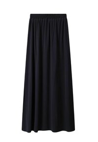 Zwarte midi-rok van een soepele stof, met een elastische tailleband en een vloeiende silhoeet, zonder zichtbare patronen of accenten.