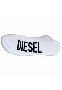 Calcetín blanco con la marca "DIESEL" en negro, con una textura suave y un diseño de longitud estándar hasta el tobillo. Detalles mínimos y sin patrones.