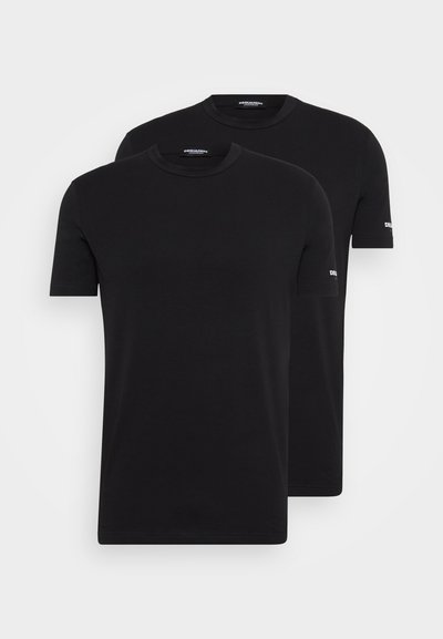 Zwei schwarze klassische Rundhals-T-Shirts aus Baumwolle. Kurze Ärmel, glatte Textur, mit einem Logo-Akzent auf dem linken Ärmel jedes Shirts.