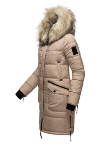 Cappotto imbottito beige con cappuccio foderato in pelliccia, dotato di chiusura con zip, tasca a toppa e accenti neri a contrasto su maniche e tasche.