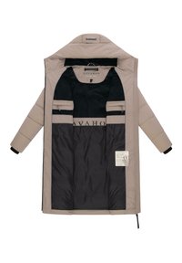 Beige pufferjas met een zwarte binnenkant. Heeft meerdere zakken, ritsen en een label aan de binnenkant. Glad, geïsoleerd materiaal.