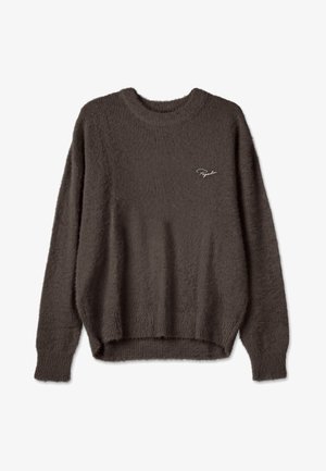 Fluffy donkerbruin sweater met een relaxed fit, ronde hals en ribgebreide manchetten. Heeft een klein wit logo aan de voorkant aan de linkerkant.