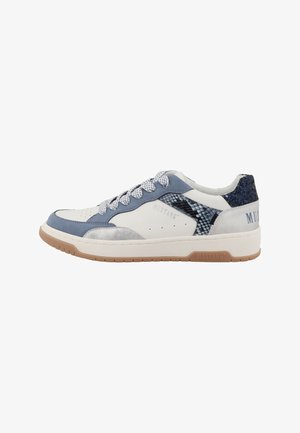 Sneakers met een witte leren basis, lichtblauwe suède accenten, zilveren details en een gestructureerde donkerblauwe slangenprint aan de zijkant. Bruine rubberen zool.