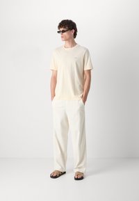 HUGO DERO - T-shirts basic - light beige