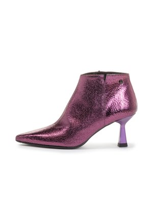 Paarse metallic enkelboot met een spitse neus, textuur en een slanke paarse hak. Voorzien van een rits aan de zijkant.