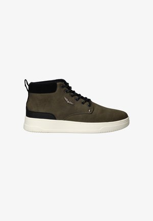 Groene mid-top sneaker met een getextureerde leren bovenkant, zwarte accenten en een witte zool. Voorzien van logo-details aan de zijkant en traditionele veters.