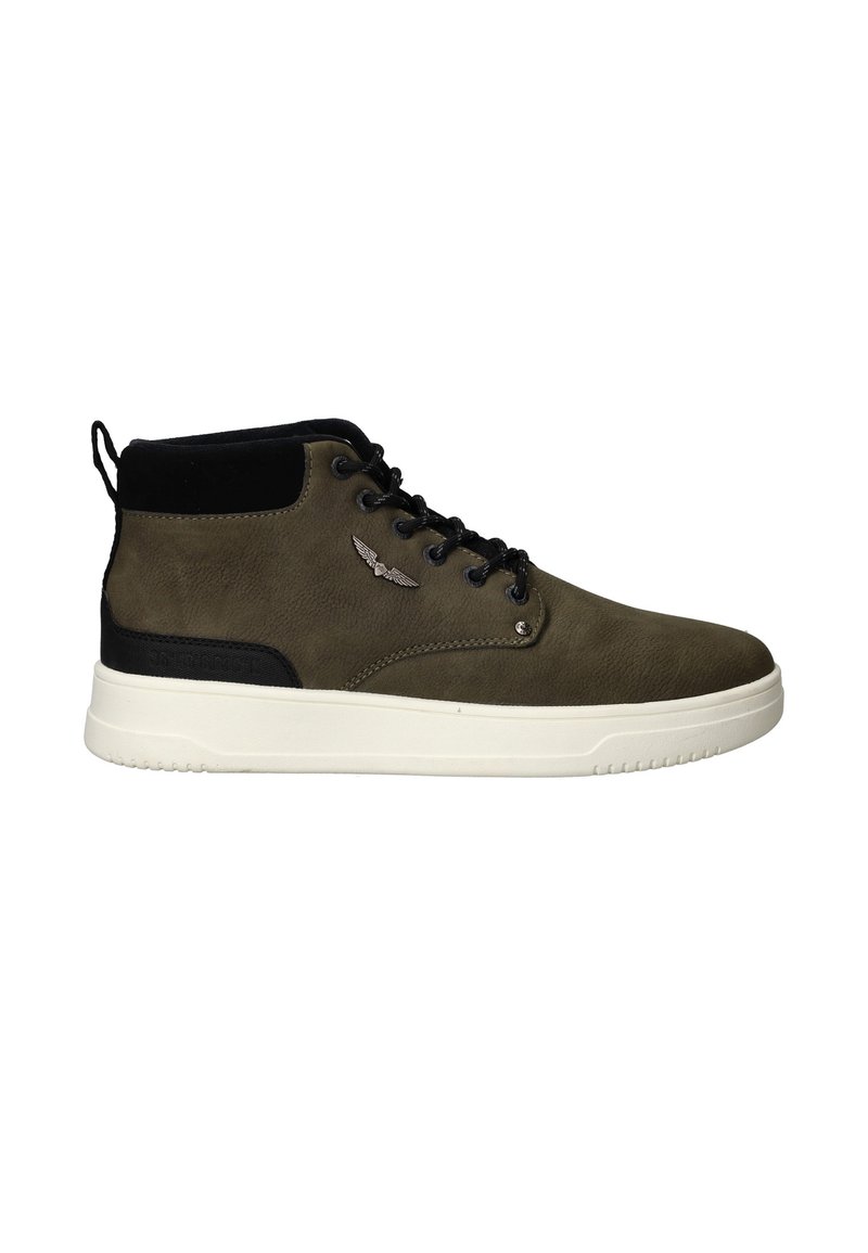 Groene mid-top sneaker met een getextureerde leren bovenkant, zwarte accenten en een witte zool. Voorzien van logo-details aan de zijkant en traditionele veters.