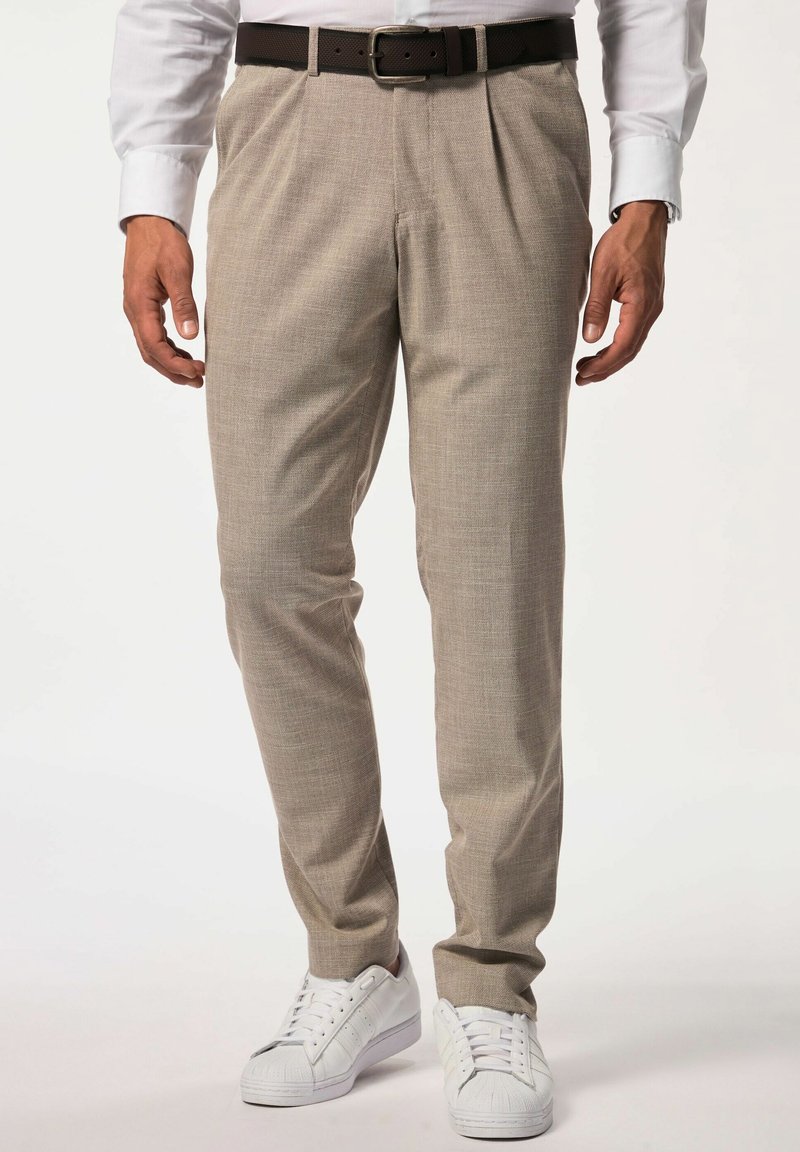 Helle beige, plissierte Hose mit strukturiertem Gewebe, kombiniert mit einem braunen Gürtel und weißen Sportschuhen. Eignet sich für legere Outfits.