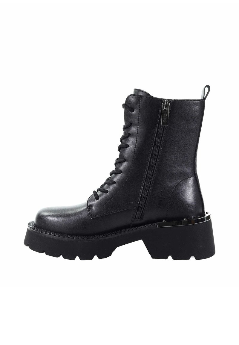 Czarne skórzane botki za kostkę z sznurowaniem i bocznym zamkiem, z grubą podeszwą i metalicznym akcentem na obcasie. Gładka tekstura i solidna konstrukcja.