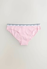 Svjetloružični ženski donji rublje s bijelim elastičnim pojasom na kojem se nalazi ponovljeni crni tekst "NEXT", prikazano na jednobojnoj svijetloj pozadini.