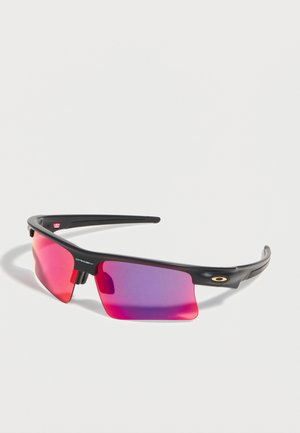 Zwarte halfronde sportzonnebril met spiegelende roze-paarse lenzen en een klein gouden Oakley-logo op het montuur.