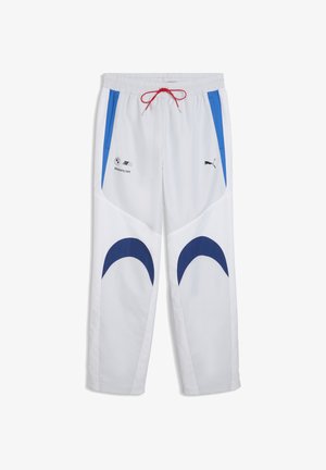 Hvide BMW Motorsport løbebukser med blå accenter, rød snor og Puma-logo på højre lår.
