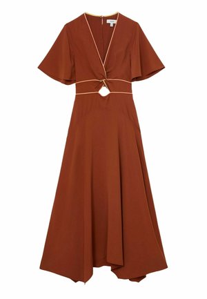 Robe midi couleur rouille avec manches flottantes, col en V, découpe en forme de trou de serrure à la taille et bordure claire contrastante le long de l’encolure et de la taille.