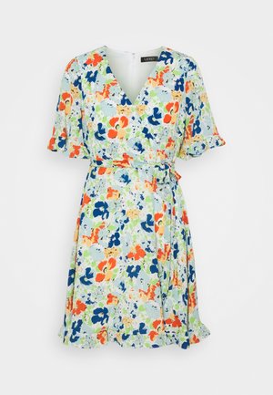 Květinové zavinovací šaty s krátkými volánovými rukávy, převážně světle modré s červenými, oranžovými, žlutými a zelenými vzory. Má výstřih do V a pásek.