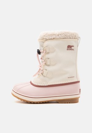 Botte d'hiver imperméable pour enfants avec semelle en caoutchouc rose, dessus crème, laçage devant et doublure en polaire de la marque Sorel.