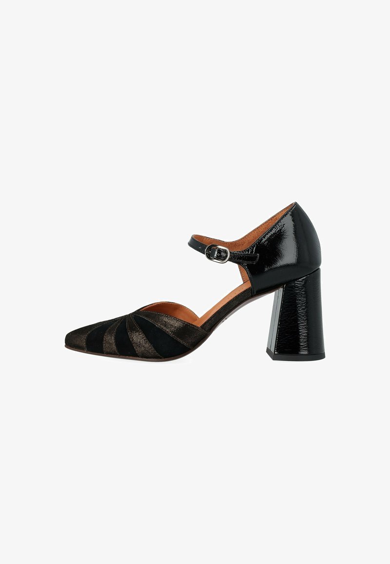 Chaussures à talons blocs noirs et métalliques avec une bride au niveau de la cheville, présentant un bout pointu et un motif de bandes superposées sur le devant.