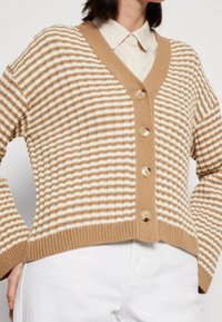 Braun gestreifter Cardigan mit V-Ausschnitt, mit gerippter Textur, beigen und weißen Streifen sowie fünf Knopfverschlüssen.