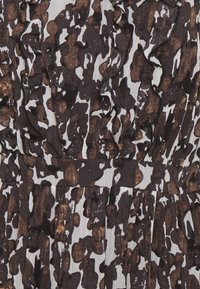 Brun och svart abstrakt djurmönstrad tyg med volangdetaljer och samlad midjesömnad på texturerat material.