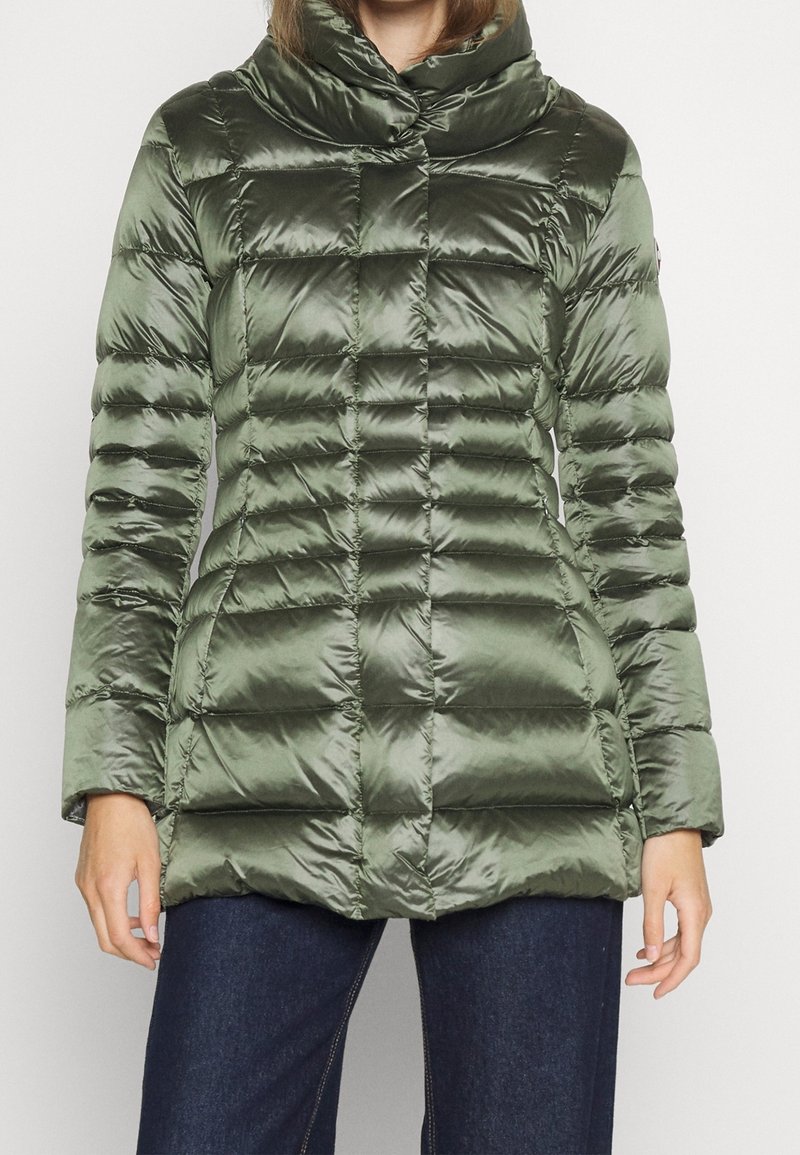 Quilted puffer jacket in olive green, featuring a high collar and a smooth, shiny texture. Long sleeves and a fitted cut.