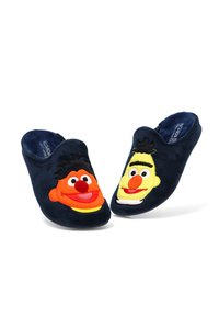 Zapatillas de casa de felpa azul marino con caras de dibujos animados bordadas, con cabello negro, ojos grandes y narices naranjas en cada zapatilla.