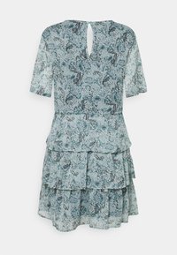 Blommig klänning i ljusblå färg med korta ärmar, lager på lager och rund nyckelhålsrygg. Tillverkad av ett lätt och strukturerat tyg.