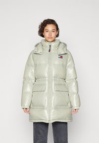 Tommy Jeans ALASKA PUFFER - Abrigo de plumas - faded willow