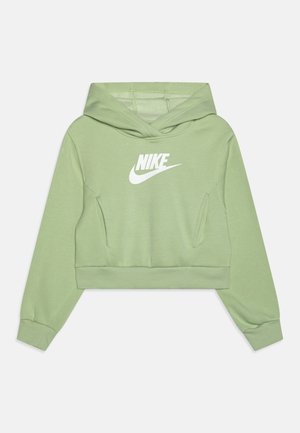 Jasnozielona krótka bluza z kapturem, długimi rękawami, przednimi kieszeniami oraz białym logo Nike na środku klatki piersiowej.