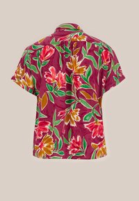 Kurzarmhemd aus burgunderfarbenem Stoff mit floralen Mustern in Rot, Gelb und Grün, mit klassischem Kragen und lockerer Passform.