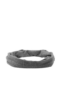 Miękki szary materiałowy kominiarka ułożona płasko w owalnym kształcie na białym tle.