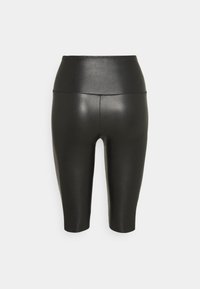 Černé biker šortky z faux kůže s vysokým pasem a hladkým povrchem, s přiléhavým střihem, který sahá do poloviny stehna.