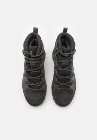 Czarne buty trekkingowe wykonane z siateczki i materiałów syntetycznych, z wyściełanym kołnierzem, sznurowanym zapięciem oraz solidną gumową podeszwą.