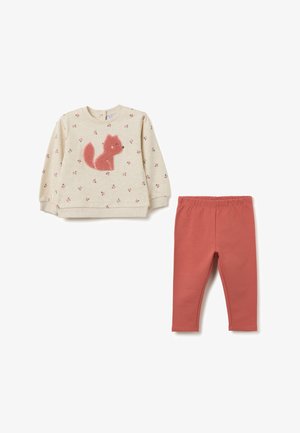 Zweiteiliges Kinderoutfit mit einem beigen Sweatshirt mit Eichelhäher-Applikation und Blumenmuster, kombiniert mit korallenfarbigen Leggings.